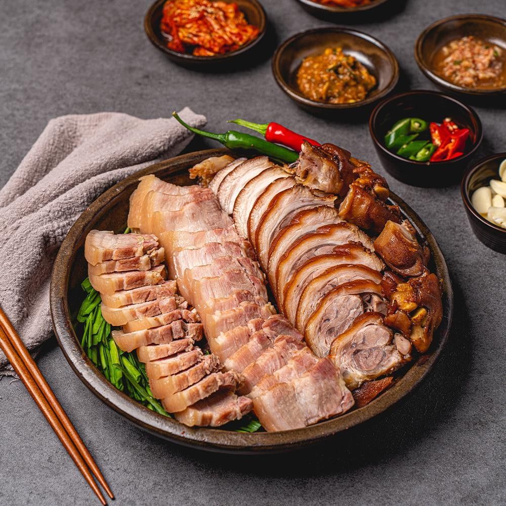 족발과 보쌈이 함께 담긴 큰 접시와 반찬