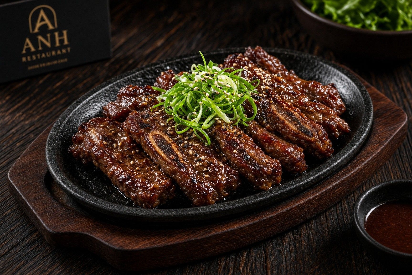 무쇠 접시에 담긴 간장 갈비찜