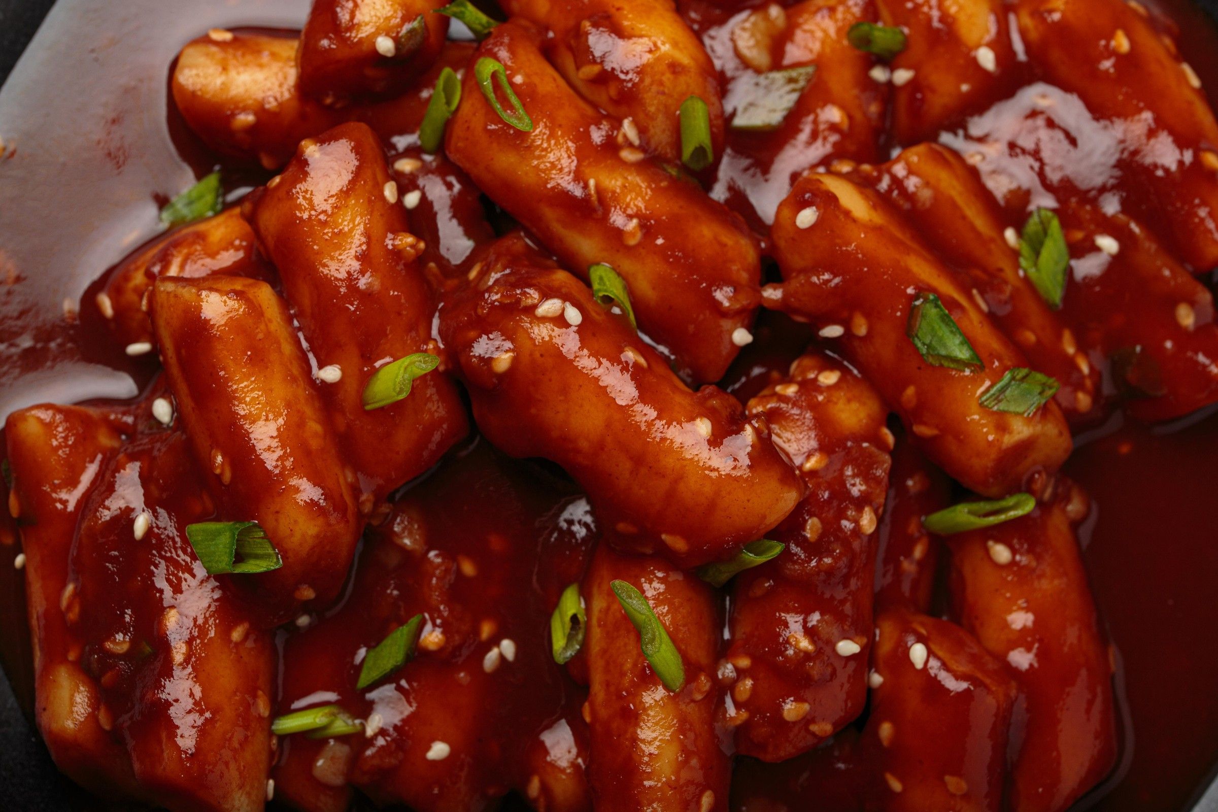 검붉은 소스가 윤기 나게 묻은 떡볶이 클로즈업