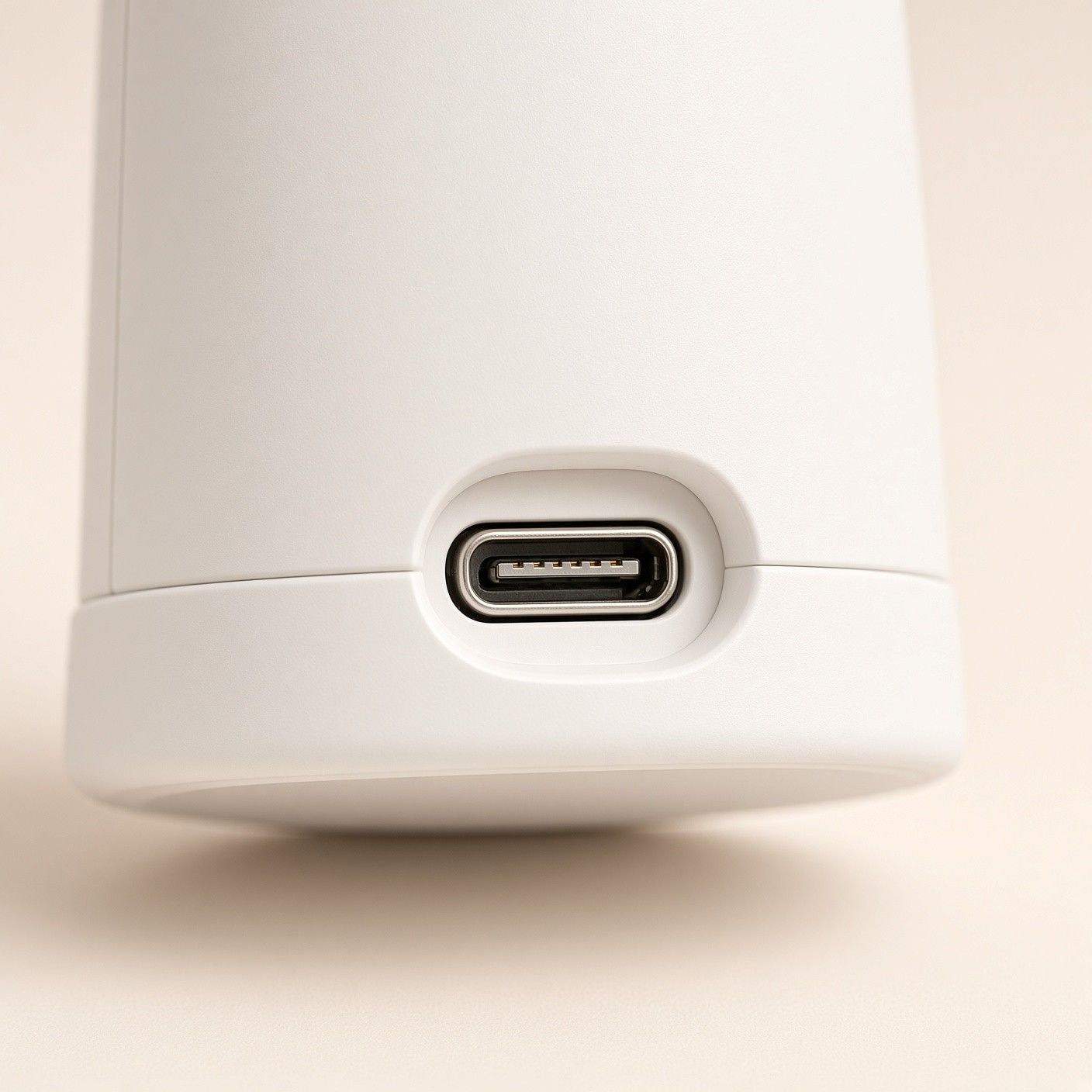 손풍기 손잡이 아래의 USB-C 충전 단자 확대