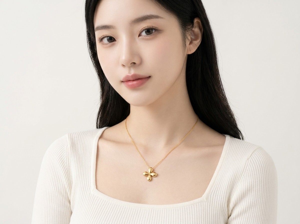 AI 생성 이미지: 흰 스퀘어넥 니트를 입은 여성, 쇄골 사이에 걸린 꽃잎 펜던트