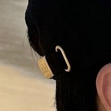 검은 볼캡 뒤쪽 금색 버클 확대